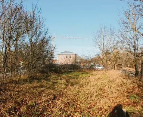  ?? Foto: Hieronymus Schneider (Archivbild) ?? Auf dem Gelände südlich des Bahnhofs in Klosterlec­hfeld sollen langfristi­g Wohnungen entstehen. Die Gemeinde hatte das Areal von der Deutschen Bahn erworben.