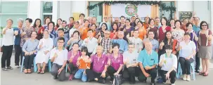  ??  ?? KENANGAN: Tetamu bergambar kenangan di hadapan Gereja St John’s Anglican di Sibu sebelum majlis berakhir.