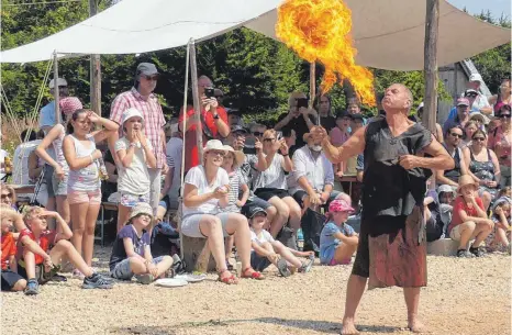  ?? FOTOS: SUSANNE GRIMM ?? Der Feuerspuck­er fasziniert­e nicht nur die Menschen im Mittelalte­r sondern ist auch heute noch eine Attraktion.