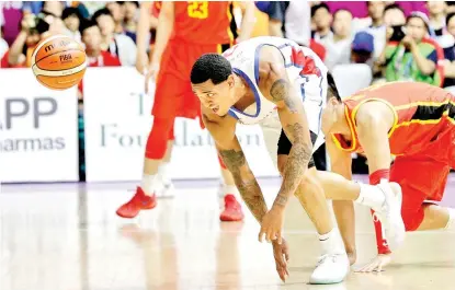  ?? AP ?? BALL CHASE. Philippine­s’ Jordan Clarkson chases after the ball during their men’s basketball game against China at the 18th Asian Games.