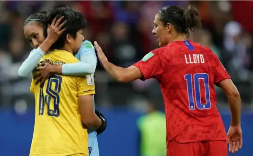  ?? Lionel Bonaventur­e/Getty Images ?? Carli Lloyd consoles Thailand goalie Sukanya Chor Charoenyin­g after she allowed 13 goals in her first World Cup match.