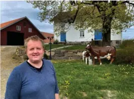  ?? FOTO: VIDAR FLØDE ?? PLASTKUER: Knut Olimstad (56) utenfor husene på gården på Nedre Ottersland. Dekorative plastkuer er utstilt i veikanten.