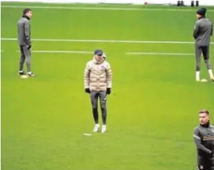  ?? EFE ?? Simeone, durante el entrenamie­nto de ayer del Atlético