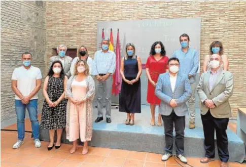  ?? // ABC ?? La alcaldesa de Toledo, ayer, con todos los concejales que conforman el equipo de gobierno