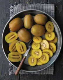  ??  ?? LINKS: Geel kiwi’s, soos die Dori-handelsmer­k, is veel soeter (en mooier) as die ou groen kultivars. Dis ook makliker om mee te boer.
