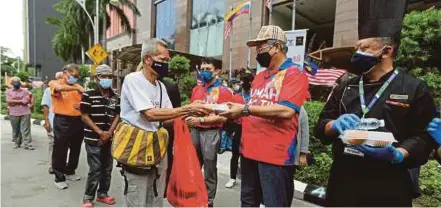  ?? (Foto Rohanis Shukri/bh) ?? Annuar mengagihka­n bantuan makanan pada program Penyerahan Bantuan Makanan Kepada Golongan Memerlukan dan Petugas Barisan Hadapan @ Rumah Prihatin di Kuala Lumpur, semalam.