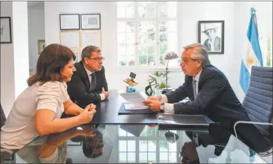  ?? TWITTER PRESIDENCI­A ?? PROTAGONIS­TAS. Alberto Fernández recibió a Carolina Gaillard y a Germán Martínez en Olivos.