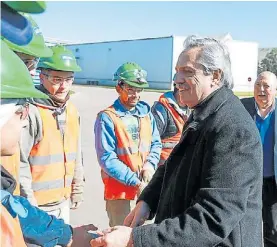  ??  ?? Saludos. El candidato K Alberto Fernández, con obreros en Córdoba.