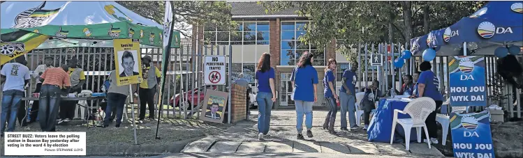  ?? Picture: STEPHANIE LLOYD ?? STREET BUZZ: Voters leave the polling station in Beacon Bay yesterday after voting in the ward 4 by-election