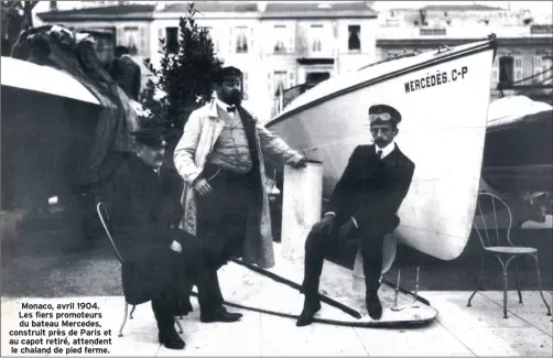  ??  ?? Monaco, avril 1904. Les fiers promoteurs du bateau Mercedes, construit près de Paris et au capot retiré, attendent le chaland de pied ferme.
