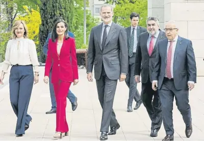  ?? Borja Sánchez-trillo / EFE ?? De izquierda a derecha, la ministra Pilar Alegría, los reyes Letizia y Felipe VI, José Manuel Rodríguez Uribes (CSD) y Alejandro Blanco (COE)