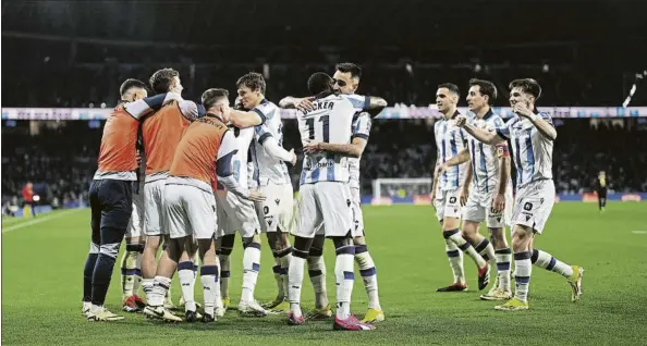  ?? FOTO: GETTY IMAGES ?? Los jugadores de la Real se abrazan para celebrar el gol de Arsen Zakharyan, que supuso la sentencia contra el Cádiz en Anoeta