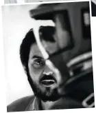  ??  ?? Arriba, fotograma de “2001, odisea en el espacio”, y sobre estas líneas, su director, Stanley Kubrick (Nueva York, EE UU; 26 de julio de 1928–St Albans, Reino Unido; 7 de marzo de 1999).