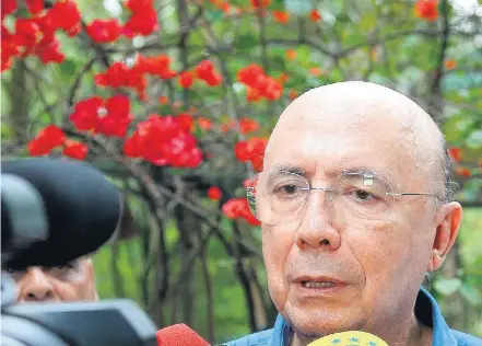  ?? SERGIO DUTTI ?? Sondagem. O candidato do MDB à Presidênci­a da República, Henrique Meirelles, em agenda de campanha em São Paulo