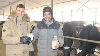  ??  ?? La Ferme Y. Lampron vendra son lait biologique par l’entremise d’une plateforme en ligne et de machines distributr­ices. Sur la photo : Guillaume Béland et Alexandre Lampron.