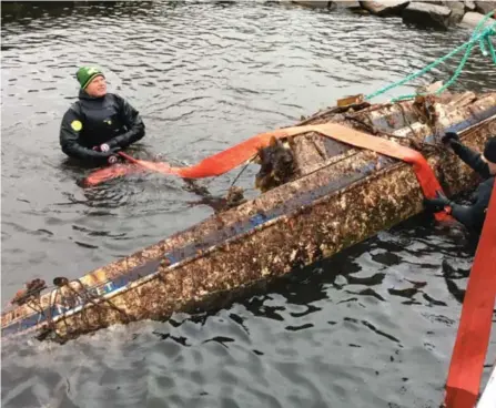  ?? FOTO: GREEN-BAY PROJECT ?? Tre gamle båtvrak har blitt heist opp fra Tingsakerf­jorden Lillesand den siste uka. Eierne av båtene er ukjent. Til venstre står Kenneth Ødegård som er i ferd med å sikre en av båtene før den blir heist på land.