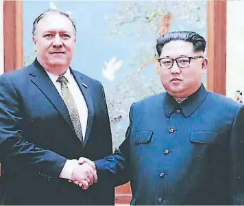  ?? FOTO: AGENCIA AFP ?? Mike Pompeo y Kim Jong-un reunidos días antes de la primera cumbre de Trump y el presidente de Corea del Norte, donde le pidió la desnuclear­ización de las Coreas.