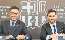  ?? FOTO: FC BARCELONA ?? Josep Maria Bartomeu y Leo Messi firman el contrato del ‘10’ hasta 2021