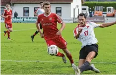  ?? Foto: Szilvia Izsó ?? Der FC Mertingen (mit Markus Link, rechts) kassierte gegen den TSV Möttingen eine 1:5 Niederlage – und das vor den heimischen Fans.