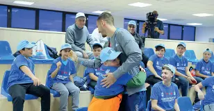  ??  ?? L’incontro il portiere Alex Meret con i ragazzi dell’Oratorio Medaglia Miracolosa