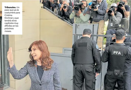  ??  ?? Tribunales. Un paso que ya es costumbre para Cristina Kirchner y que tendrá otros capítulos muy difíciles en los próximos meses.