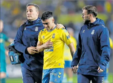  ?? ?? Alberto Moleiro se retira con el hombro dolorido en el descanso del partido ante el Cádiz.