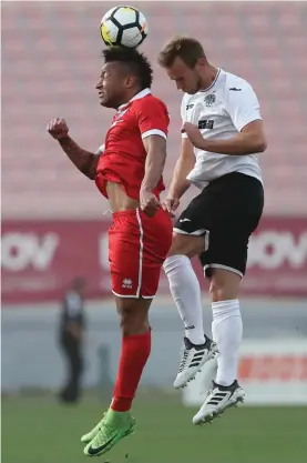  ??  ?? Tarxien Rainbows' Brazilian striker Richardo Silva Faria (L) heads first ahead of the challenge of Hibernians's Austrian defender Martin Kreuzriegl­er.
Photo: Domenic Aquilina