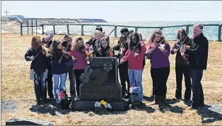  ?? SUBMITTED PHOTO ?? The French Shore Academy junior high music class performing at the final resting place of fiddler Rufus Guinchard last month.