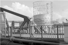  ?? (foto Ansa) ?? Nel 1956 Totò sul Ponte di Ferro in una scena nel film «La banda degli onesti», di Camillo Mastrocinq­ue