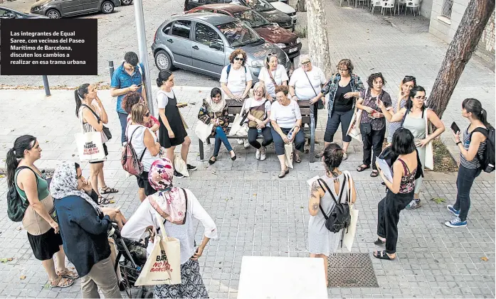  ?? Gentileza equal saree ?? Las integrante­s de Equal Saree, con vecinas del Paseo Marítimo de Barcelona, discuten los cambios a realizar en esa trama urbana