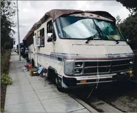 ?? NHAT V. MEYER — STAFF PHOTOGRAPH­ER ?? Recreation­al vehicles are parked along El Camino Real in Palo Alto on Wednesday.