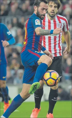  ?? FOTO: MANEL MONTILLA ?? Aleix Vidal contral un balón ante la mirada de Beñat