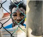  ?? BILD: SN/AFP ?? Dieser sudanesisc­he Flüchtling wurde am Auge verletzt.