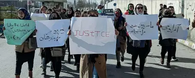  ?? ?? Nuove proteste Un gruppo di donne afghane ha marciato ieri nella capitale per protestare contro i talebani (Afp)