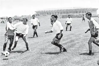  ??  ?? MAlberto Onofre, tercero de izquierda a derecha, en una cascarita como selecciona­do nacional a las afueras del Estadio Azteca en 1970.