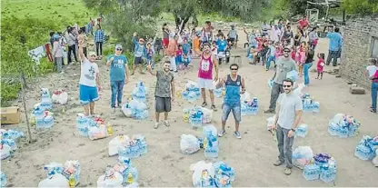  ??  ?? Tres Isletas. Voluntario­s de “Abrazo Solidario”, en el último viaje que hicieron al Chaco para llevar donaciones.