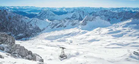  ?? FOTO: MATTHIAS FEND/BAYERISCHE ZUGSPITZBA­HN/DPA ?? Zum Gletscher-Skigebiet der Zugspitze kommt man von Bayern aus etwa mit der Seilbahn. Doch auch von Tirol aus fährt eine Kabinenbah­n hinauf zu Deutschlan­ds höchstem Berg.
