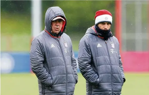  ?? Foto: Christian Kolbert ?? Der Tag danach: Trainer Carlo Ancelotti (links) und Bayern Ernährungs­berater Mino Fulco gestern als Beobachter des Mannschaft­strainings.