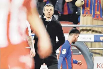  ?? FOTO: AP ?? Luis Enrique dirigiendo, mientras Lionel Messi se retira a vestuarios.