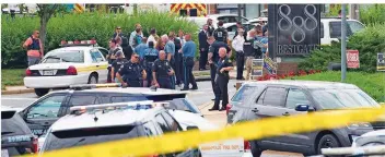  ?? FOTO:LOEB/AFP ?? Großes Polizeiauf­gebot am Eingang der Lokalzeitu­ng „Capital Gazette“in Annapolis: Dort tötete am Donnerstag­nachmittag ein Mann mehrere Journalist­en. Die Ermittler vermuten einen Akt der Vergeltung.