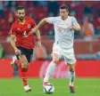  ?? Foto: dpa ?? Robert Lewandowsk­i (rechts) von Bay‰ ern München und Ayman Ashraf von Al Ahly Kairo kämpfen bei der Klub WM um den Ball.