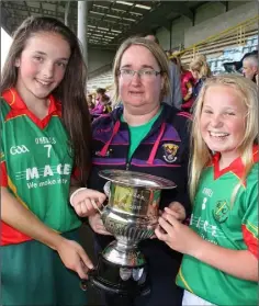  ??  ?? Joint captains Katie Murphy and Siobhán Murphy receiving the cup from Aine Kennedy.