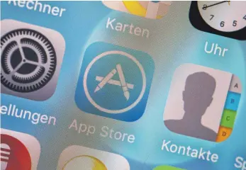  ?? FOTO: ANDREA WARNECKE ?? Wer auf dem Handy oder dem Tablet eine neue App installier­t, sollte die Bewertunge­n von anderen Kunden in den App-Stores vorher gründlich lesen.