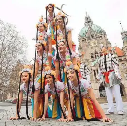  ??  ?? Der Zirkus ist wieder da! Vor dem Rathaus von Hannover zeigen die Artisten des Chinesisch­en Nationalzi­rkus ihr Können. Er kam vor genau 30 Jahren zum ersten Mal in die deutsche Stadt. Jetzt feiern die Spitzenart­isten aus dem Reich der Mitte das große Jubiläum mit einer festlichen Gala- Inszenieru­ng von 20. bis 31. Dezember auf dem Schützenpl­atz in Hannover.