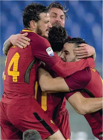  ??  ?? In campo I giocatori di Roma e Lazio festeggian­o; a fianco, Edin Dzeko (LaPresse, Getty Images, Ipp)