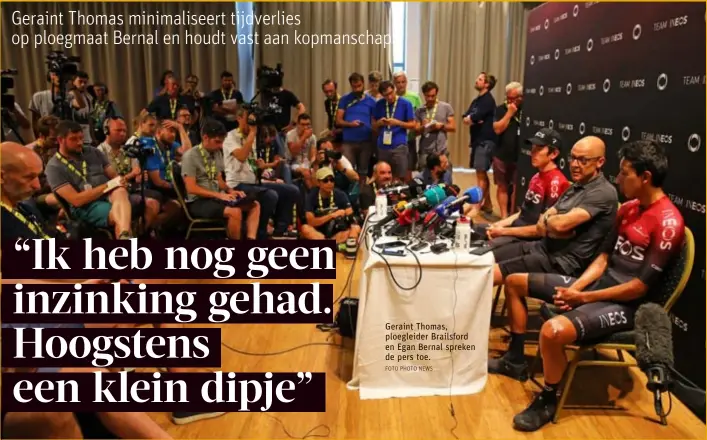  ?? FOTO PHOTO NEWS ?? Geraint Thomas, ploegleide­r Brailsford en Egan Bernal spreken de pers toe.