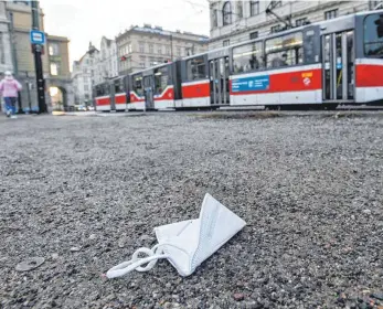  ?? FOTO: MICHAL KAMARYT/DPA ?? Menschenle­ere Straßen und Plätze in Prag: Tschechien hat aufgrund steigender Corona-Zahlen zum zweiten Mal seit dem Frühjahr Ausgangsbe­schränkung­en verhängt.