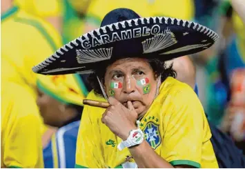  ?? Foto: Robert Ghement/dpa ?? Kaum ein Land definiert sich derart über den Fußball wie Brasilien. Entspreche­nd tief sackt die Stimmung, wenn es mal nicht erwartungs­gemäß läuft – wie hier beim WM Halbfinale 2014 gegen die Deutschen.