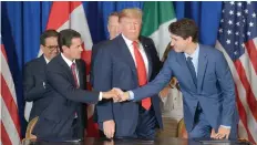  ??  ?? Enrique Peña Nieto, Donald Trump y Justin Trudeau, en la firma del acuerdo comercial entre México, EU y Canadá, durante la cumbre del G20, en Argentina.