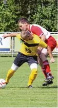  ?? Foto: Karin Tautz ?? Auch Christian Gruschka konnte Wolf gang Fendt (rechts) nicht stoppen, der beim 4:0 Sieg des TSV Ellgau gegen den SV Ehingen II drei Treffer erzielte.